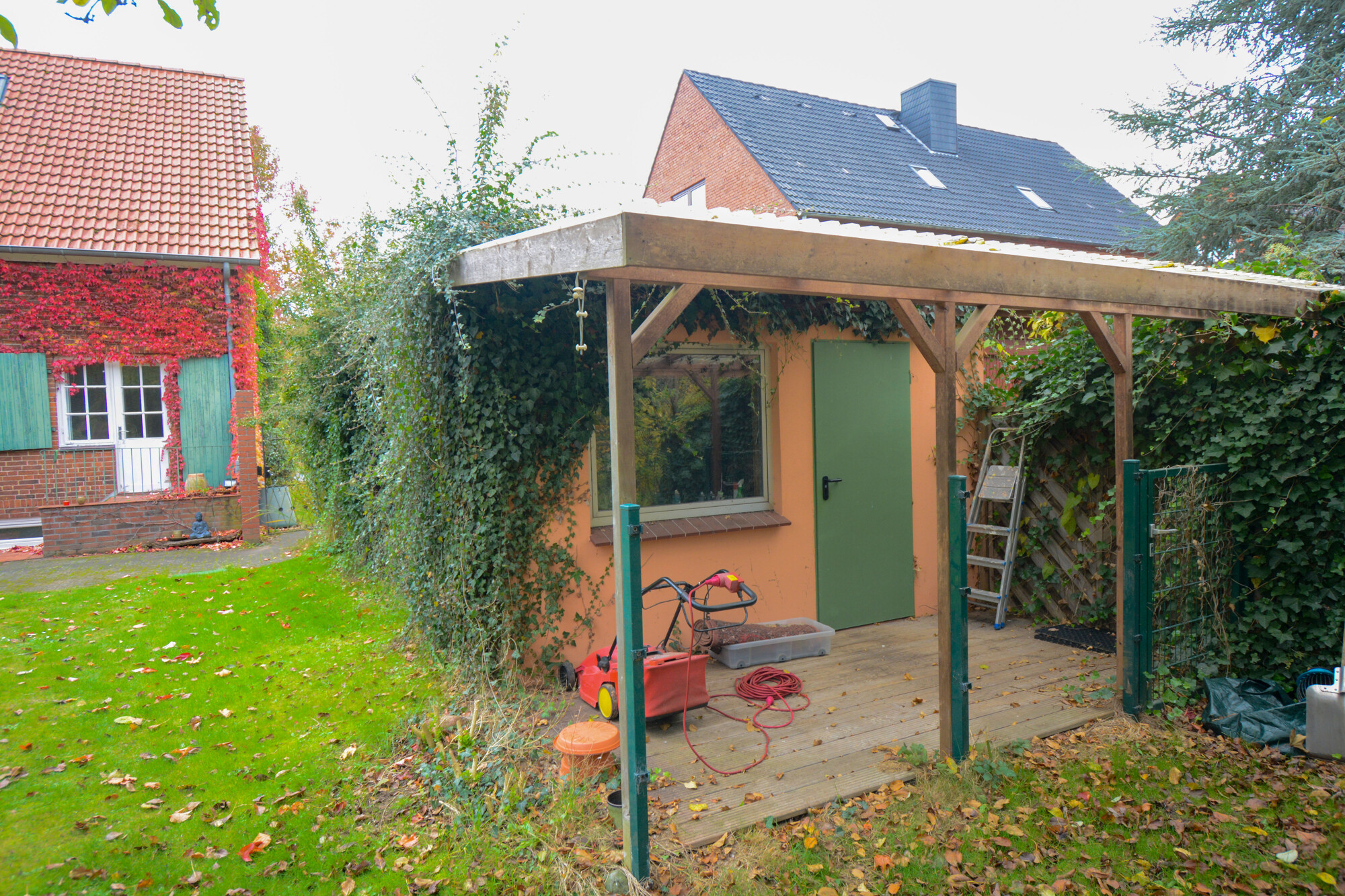 Blick auf die Garage mit Abstellraum