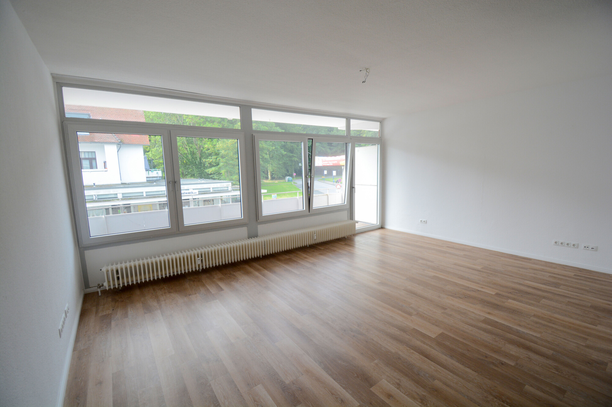 Wohn-/Esszimmer mit Balkonzugang
