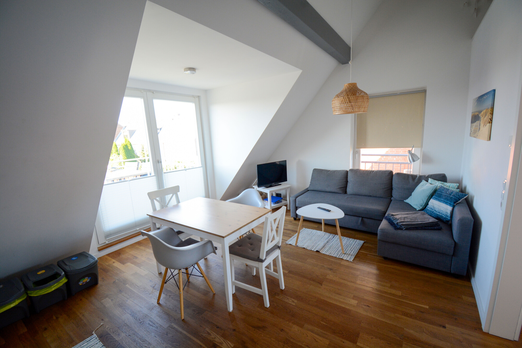 Wohn-/Esszimmer mit Balkonzugang