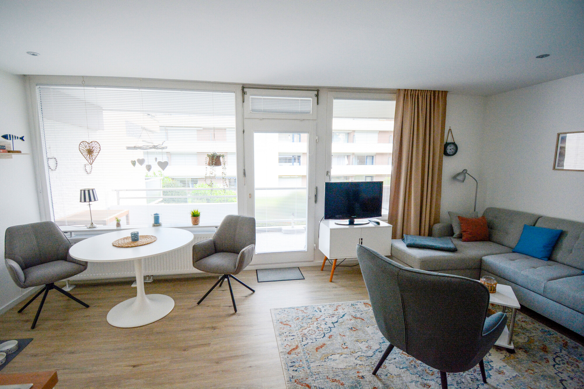 Wohn-/Ess-/Schlafzimmer & Küche