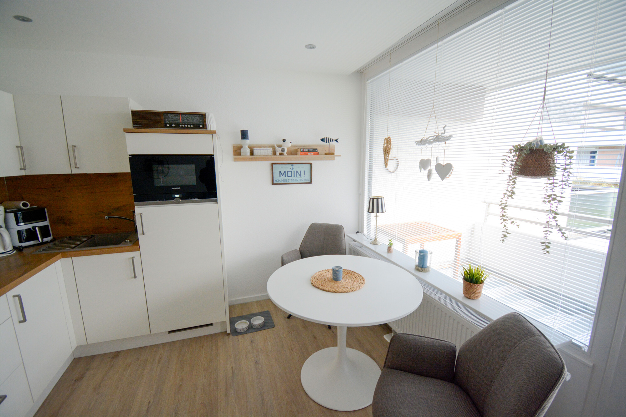 Wohn-/Ess-/Schlafzimmer & Küche