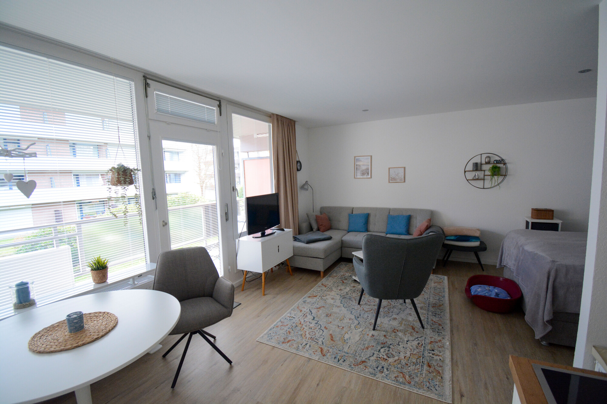 Wohn-/Ess-/Schlafzimmer & Küche