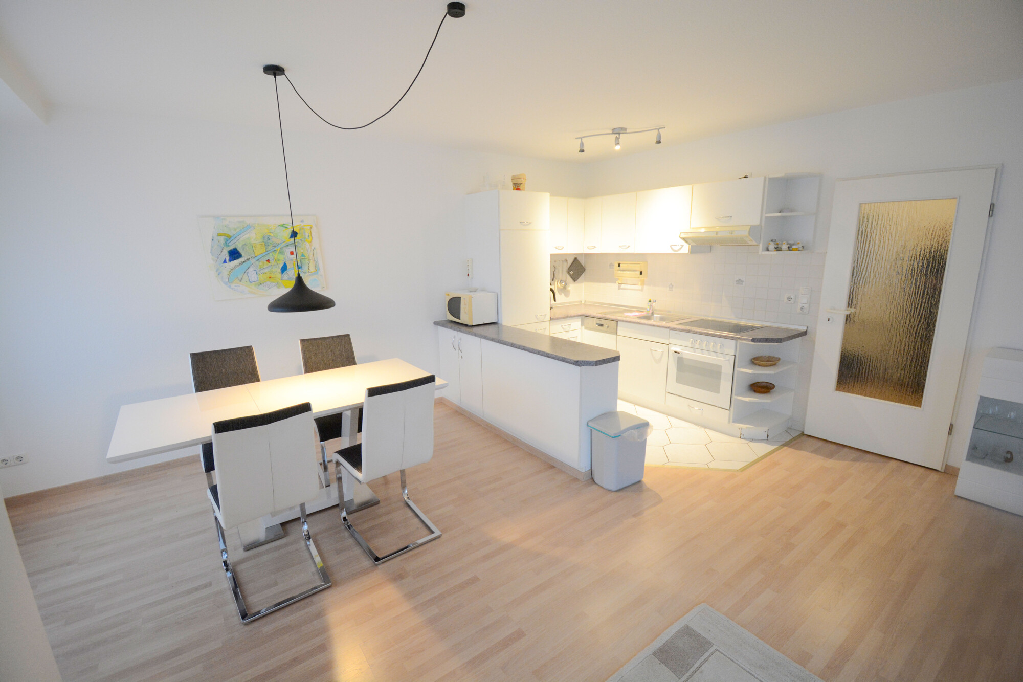 Esszimmer & Küche mit Loggiazugang