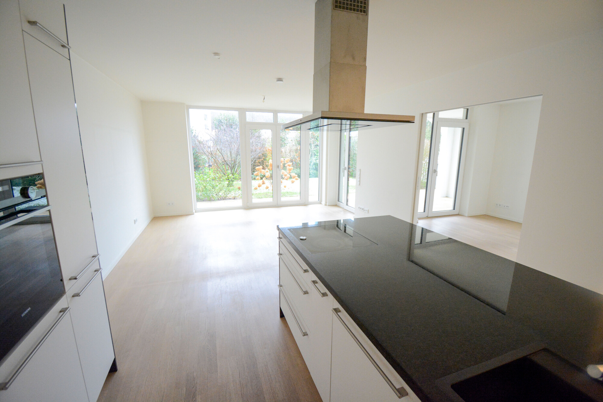 Blick von der Küche in das Wohn-/Esszimmer