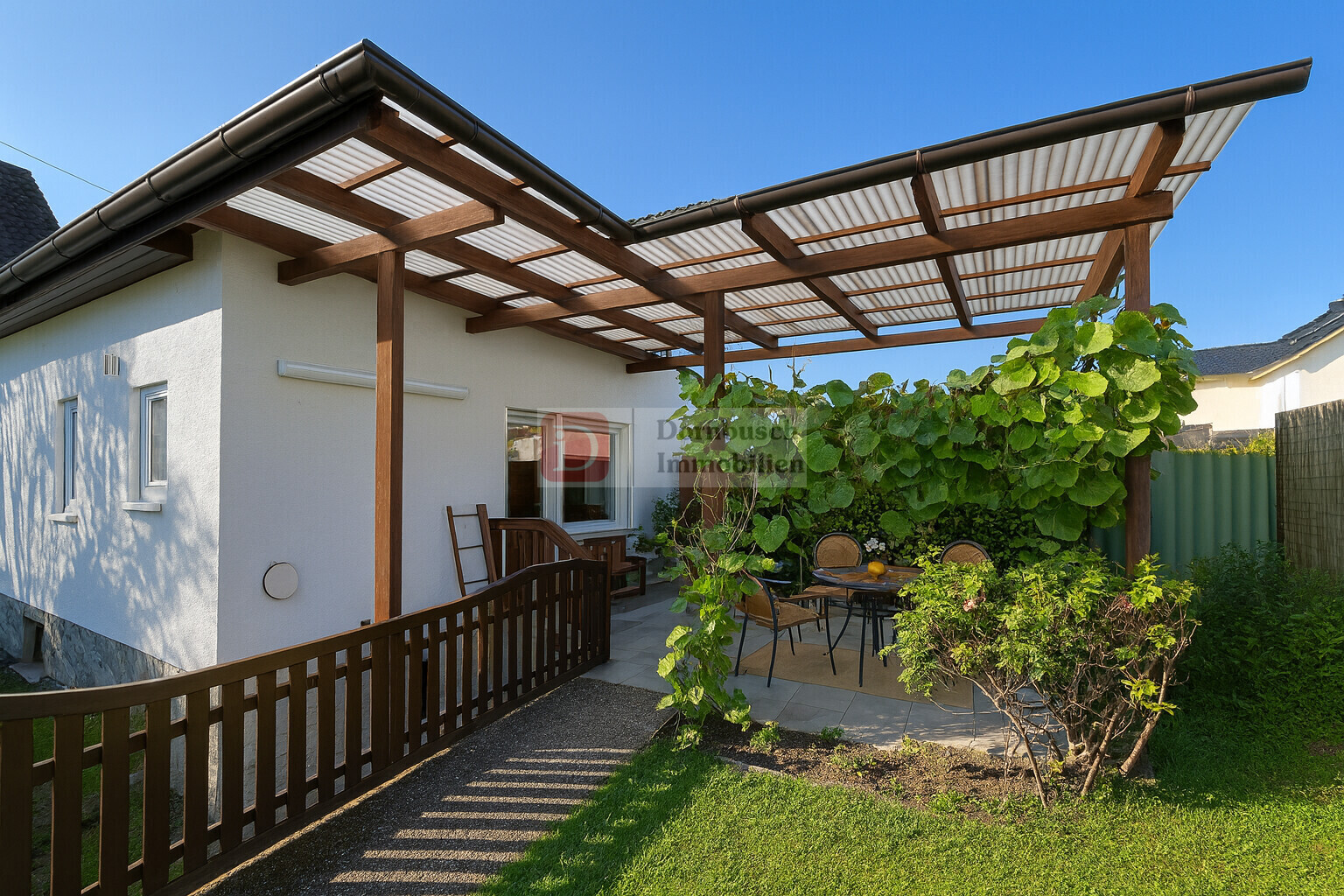 Überdachte Terrasse am Gartenhaus