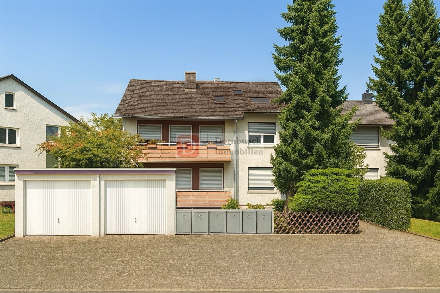 Hausansicht mit Garagenansicht