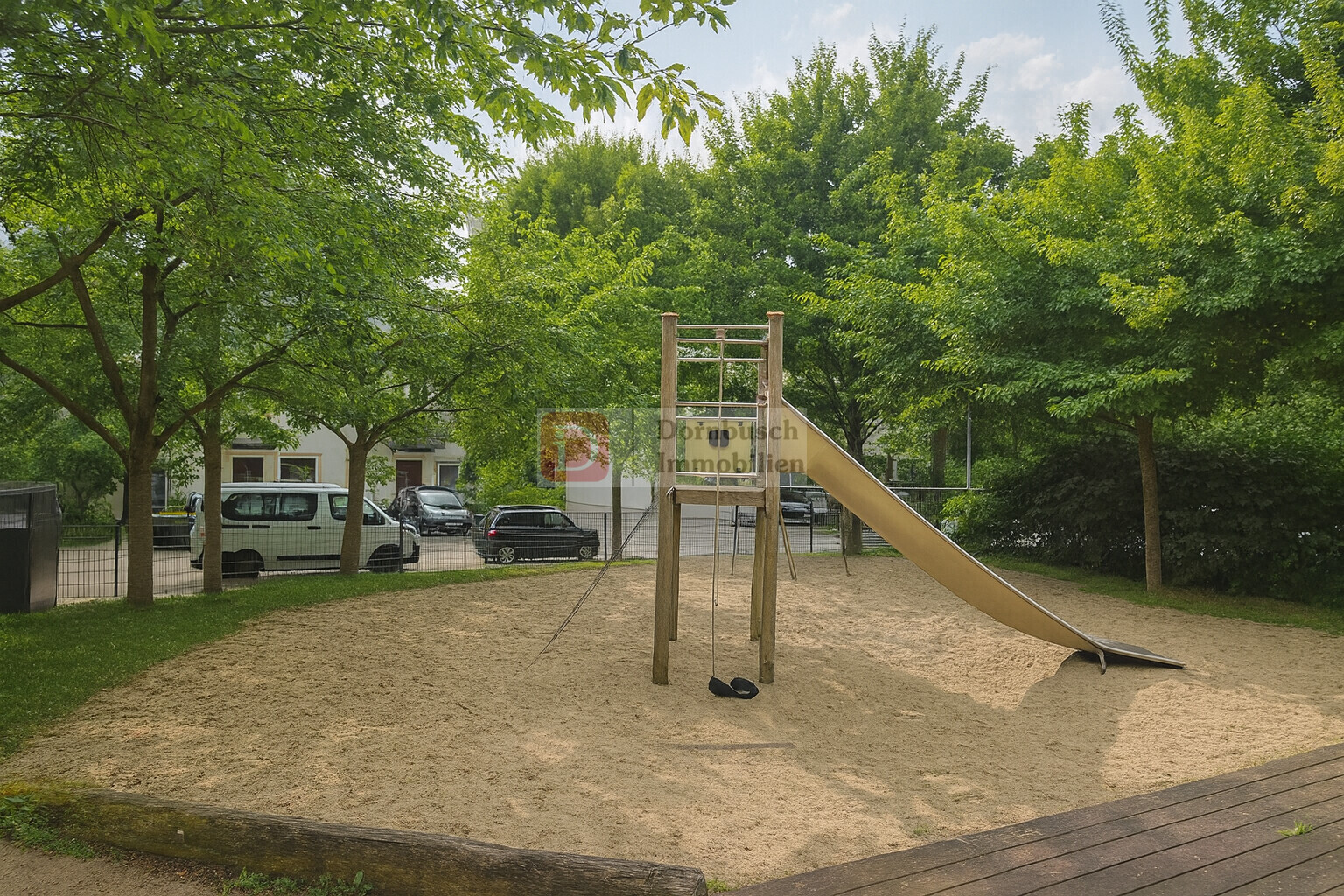Spielplatz neben dem Gebäude