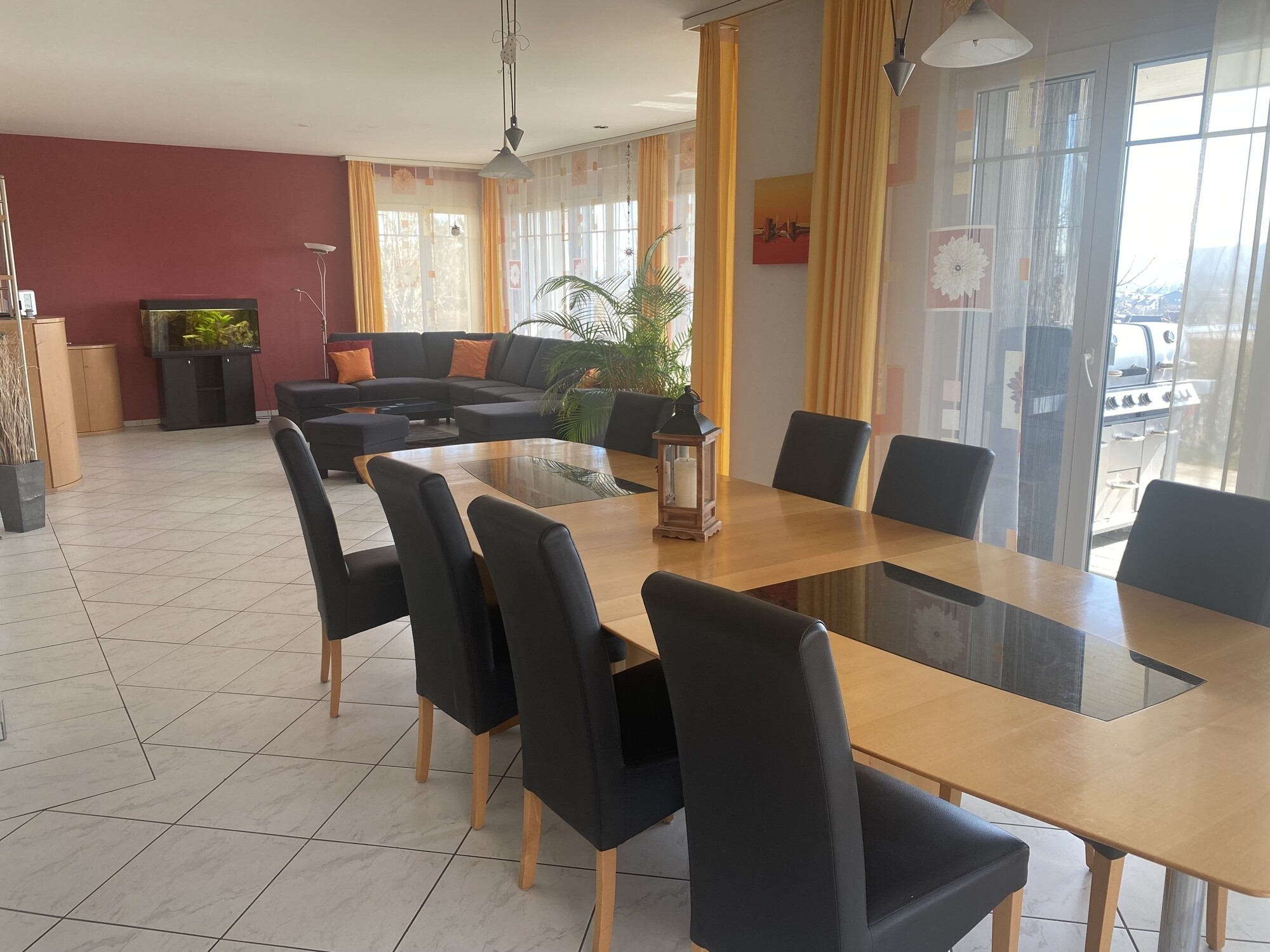 grosszügiges Wohnzimmer