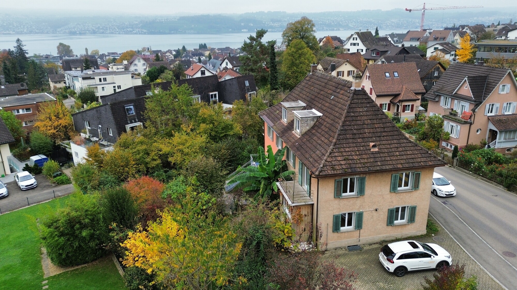 Nordwestseite mit Parkplatz
