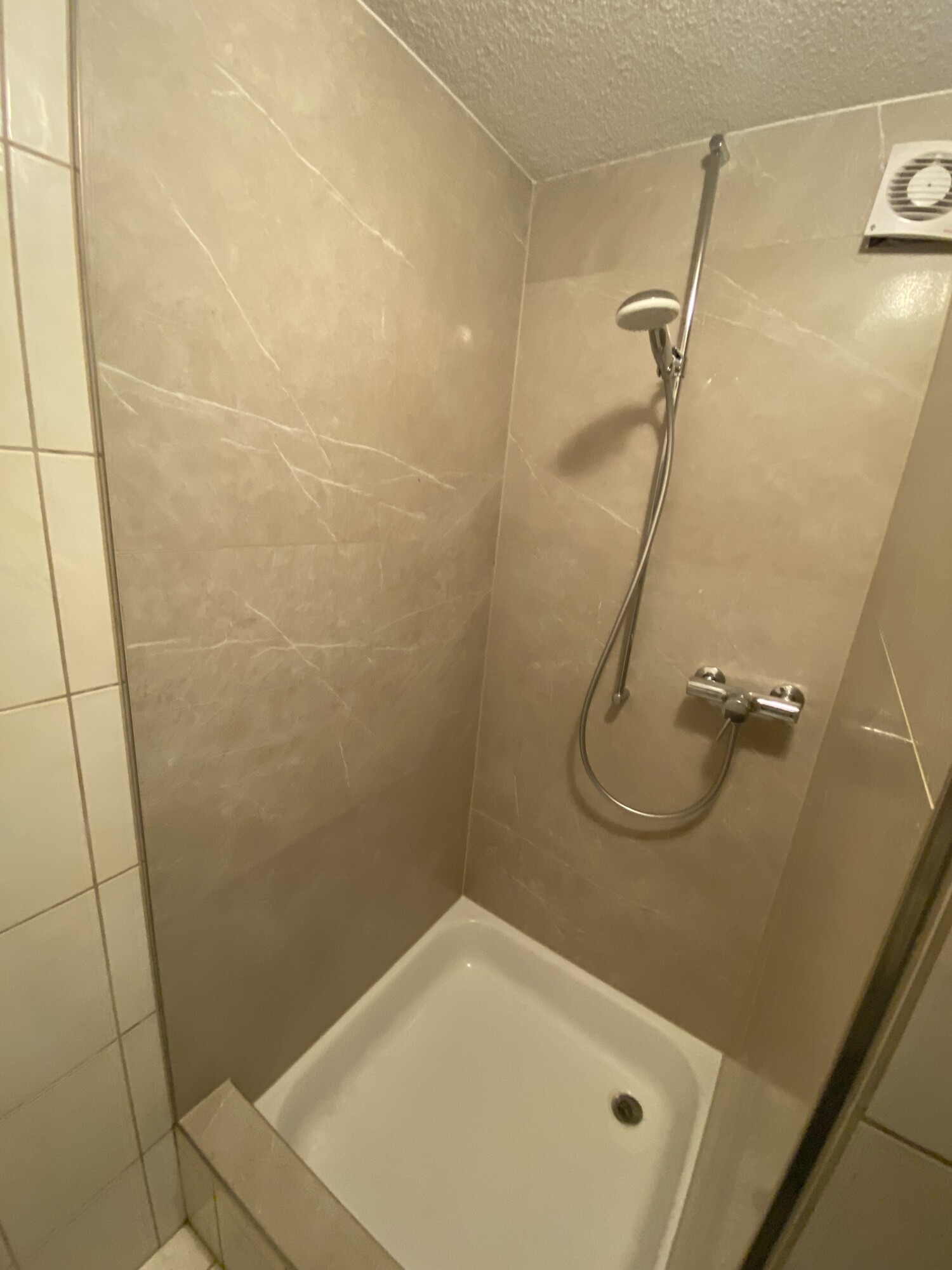 Dusche im Badezimmer