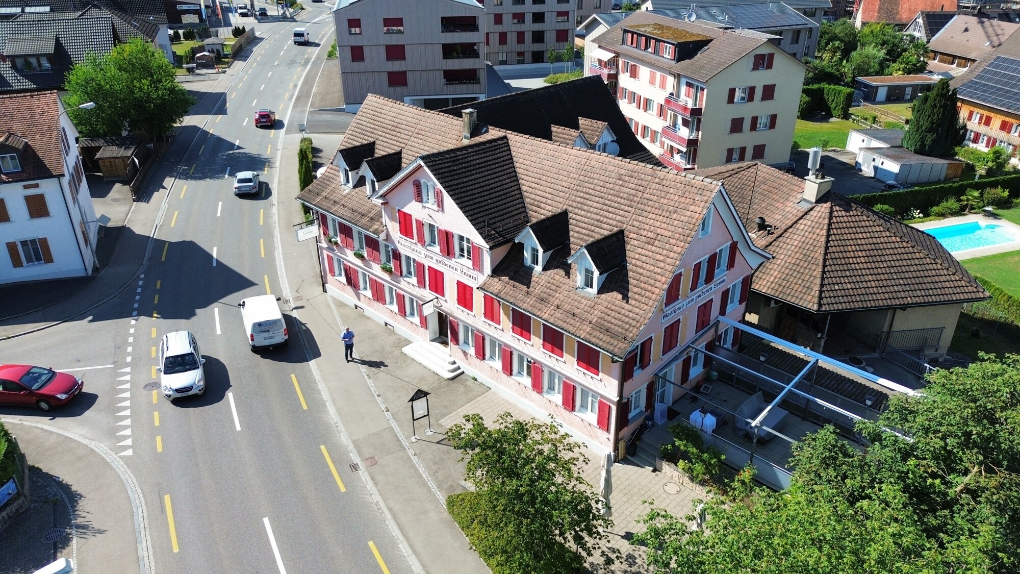 Restaurant mit Wohnungen und Einzelzimmer