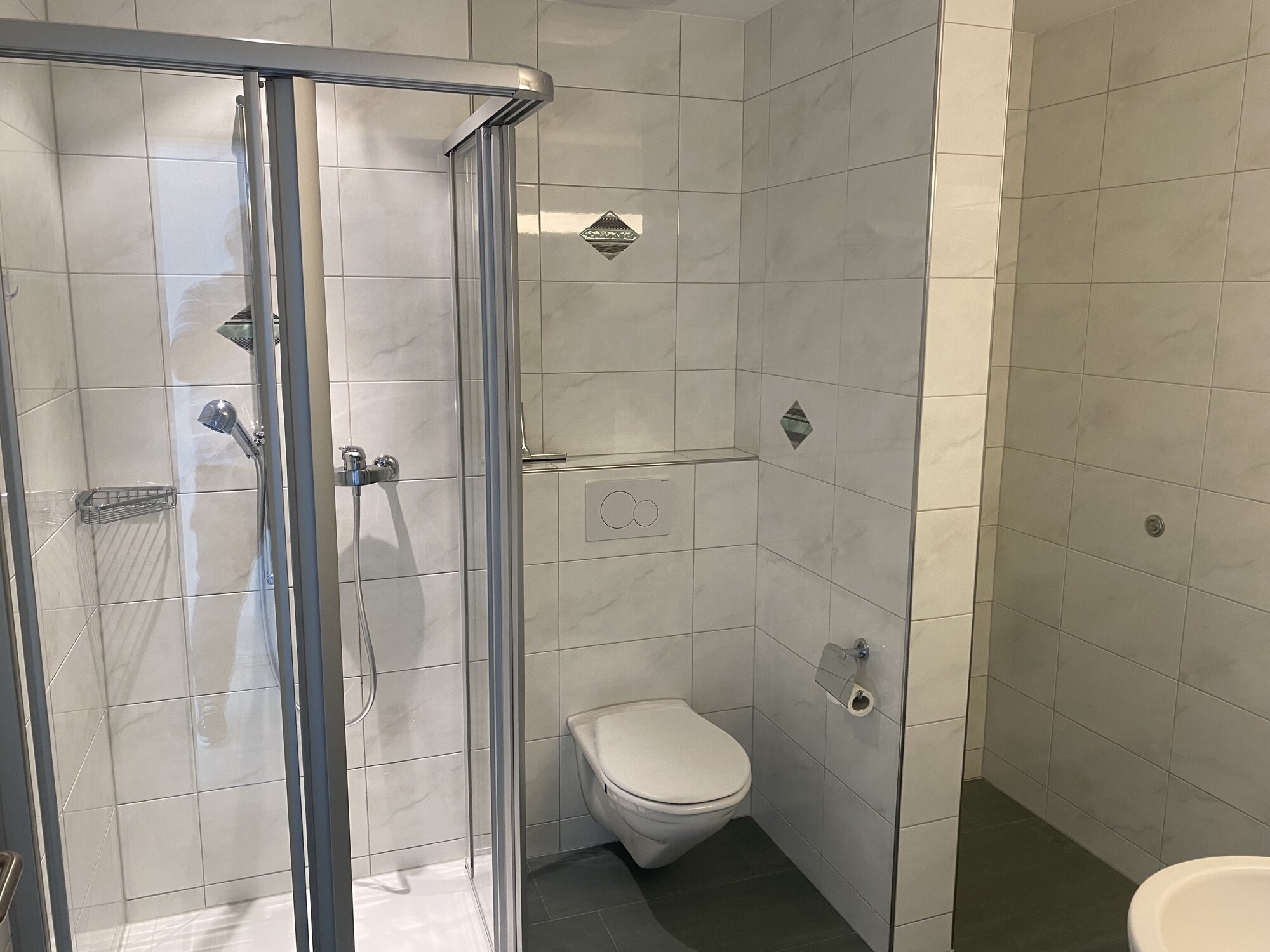 Kleines Bad mit Dusche, Doppellavabo und WC