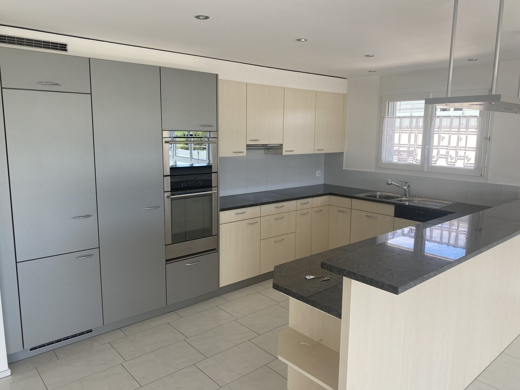 Küche mit Granitabdeckung