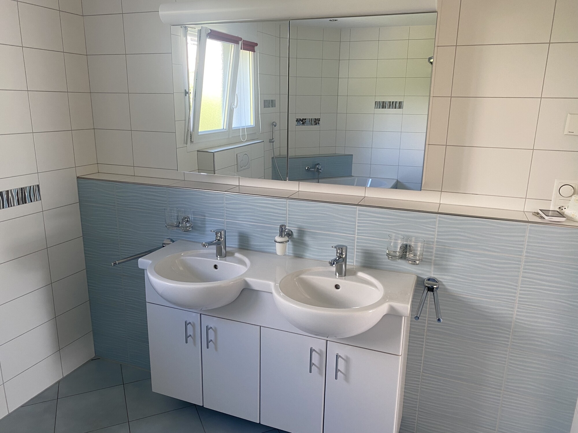 Grosses Bad Doppellavabo mit Spiegelschrank