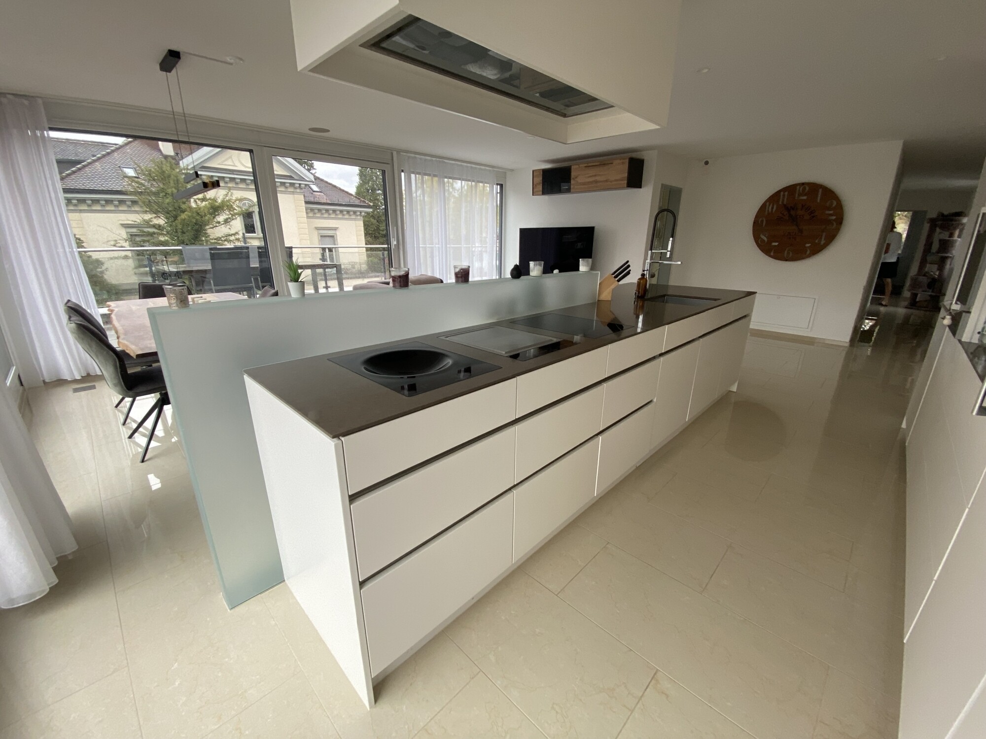 Küche mit Wok, Teppanyaki, Kochfeld