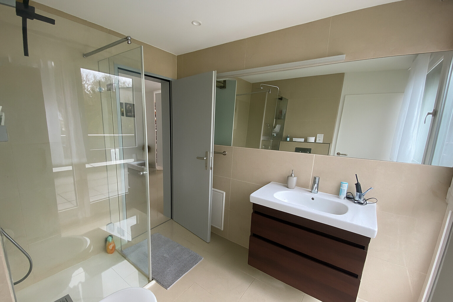 Badezimmer mit Dusche