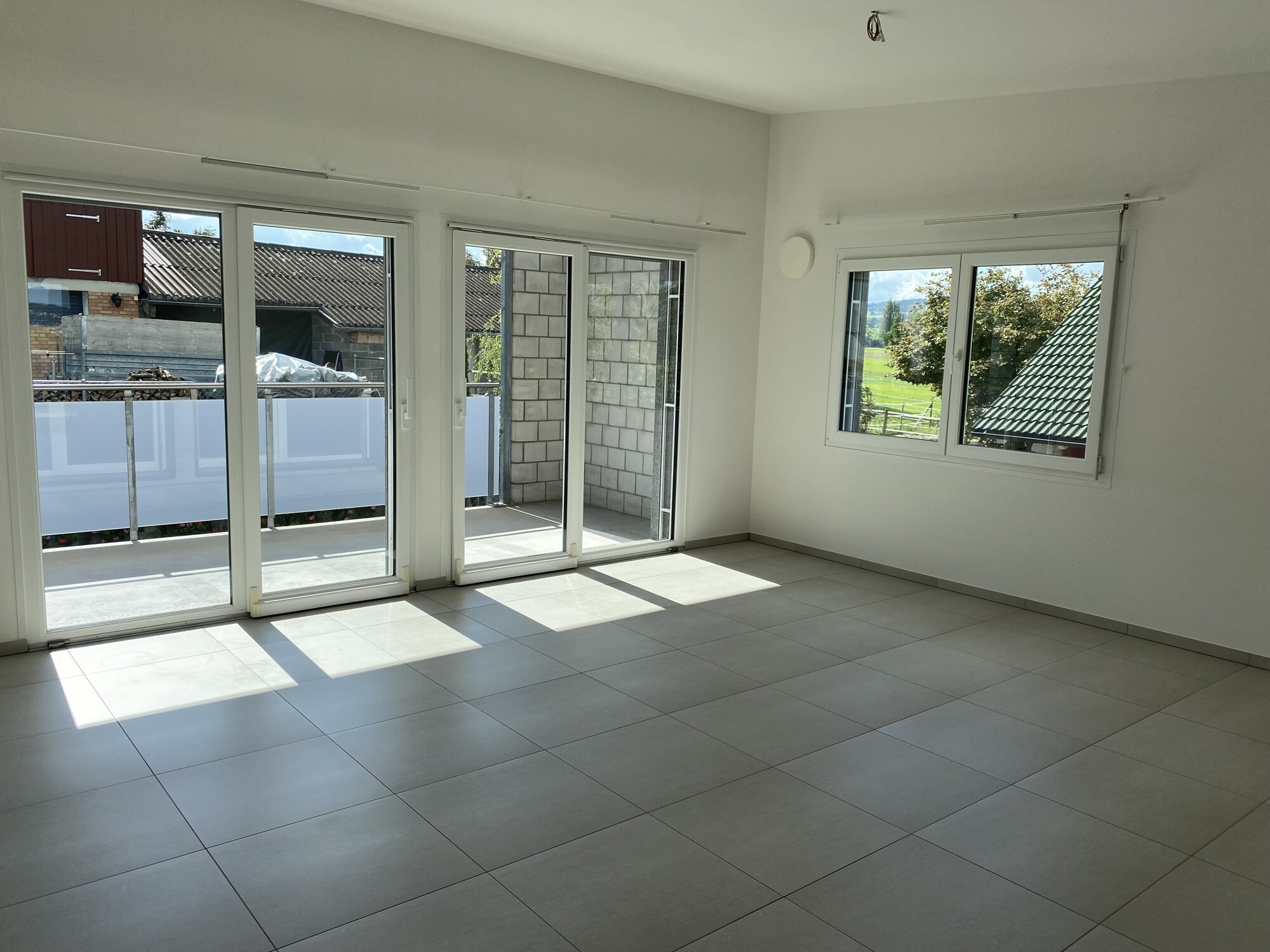 Wohnzimmer mit Balkon