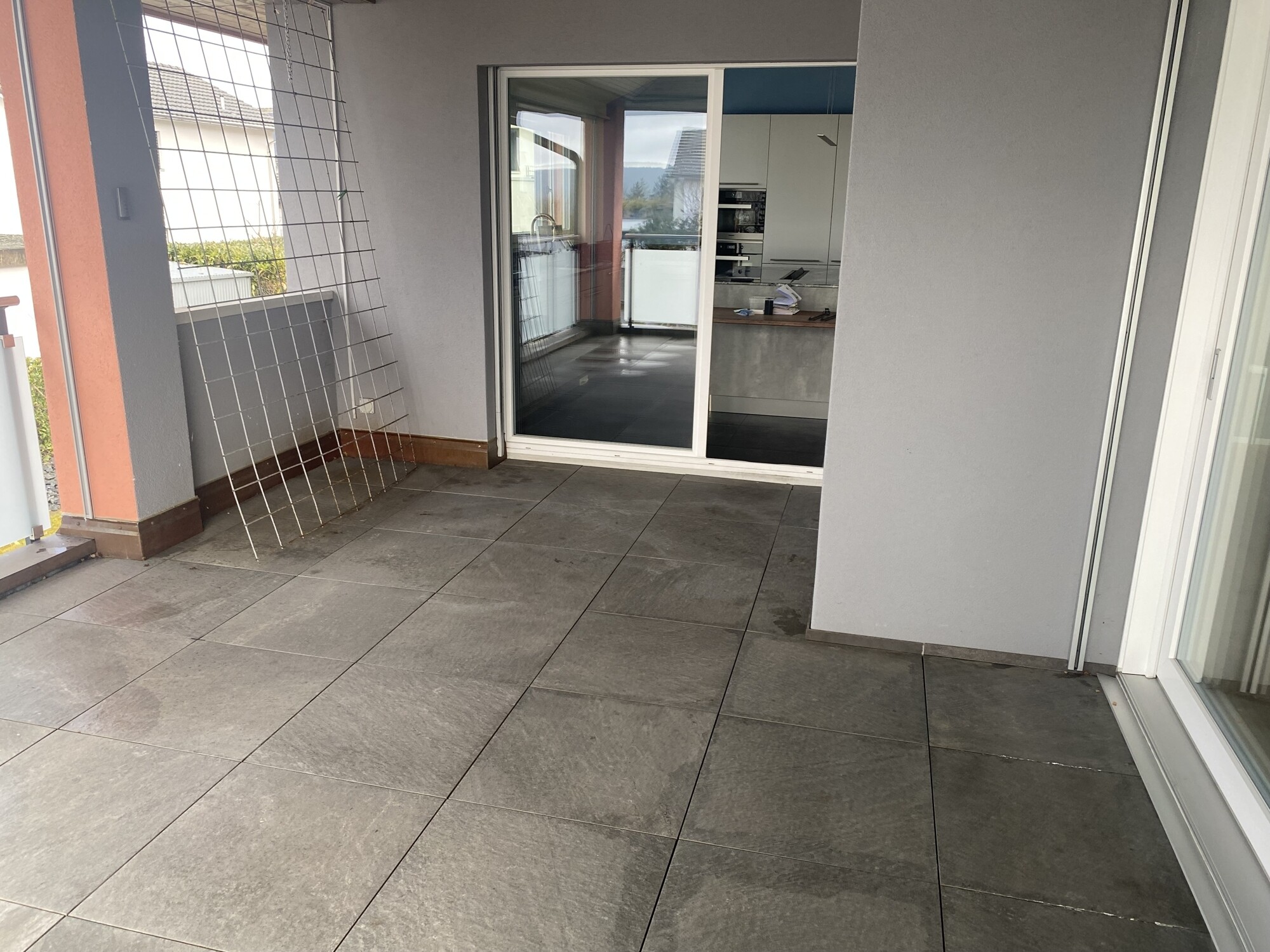 Gedeckt Terrasse mit Einbauschrank und Zugang Küche