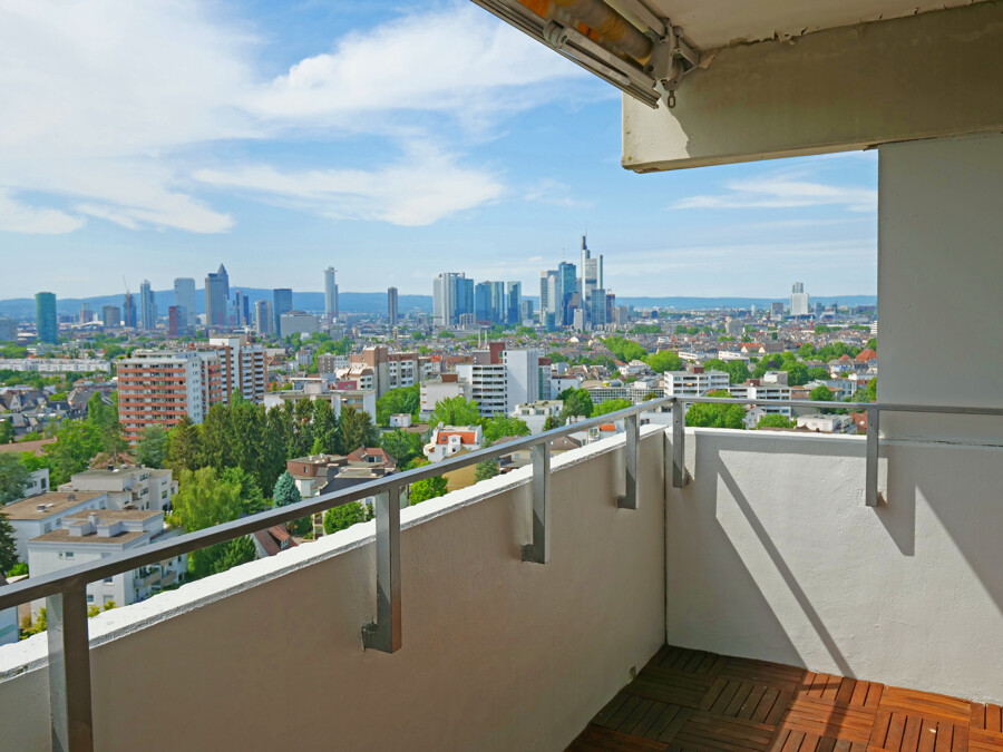 Skyline-Aussicht auf dem Balkon