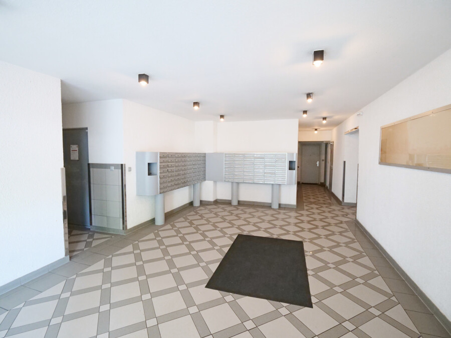 Eingangsbereich mit Briefkastenanlage