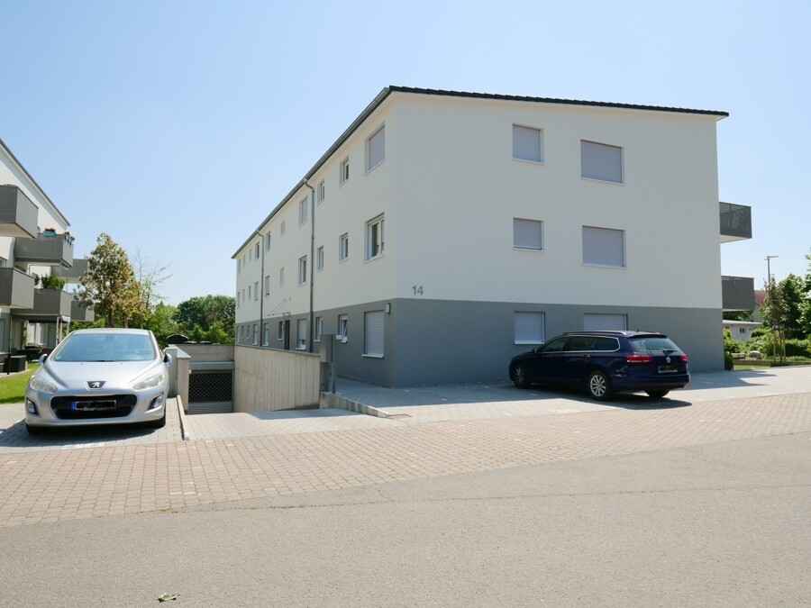 rollstuhlgerechter Stellplatz (schwarzes Auto)