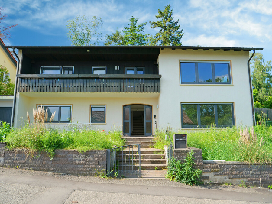 Süd-Ansicht und Vorgartenbereich