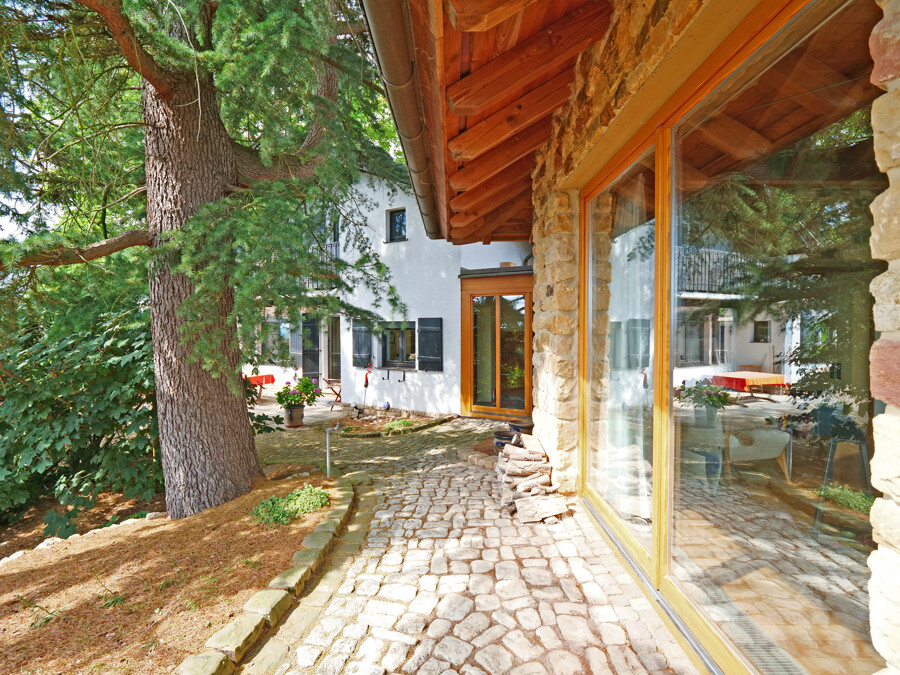 Blick zum Haupthaus hin