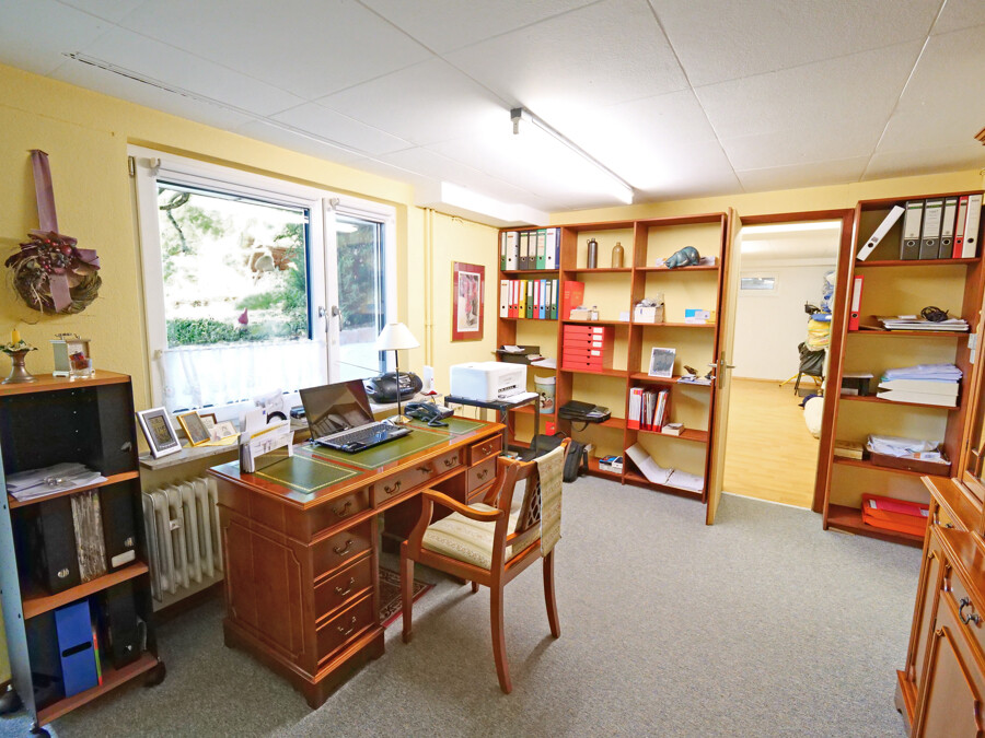 Büro im UG mit Gartenzugang