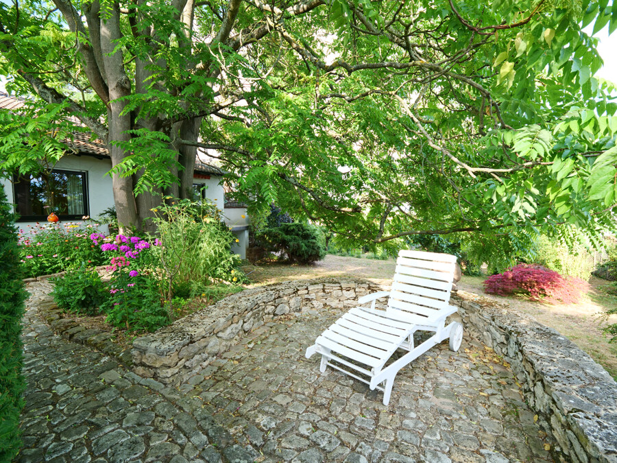 Terrassenbereich inmitten der Botanik