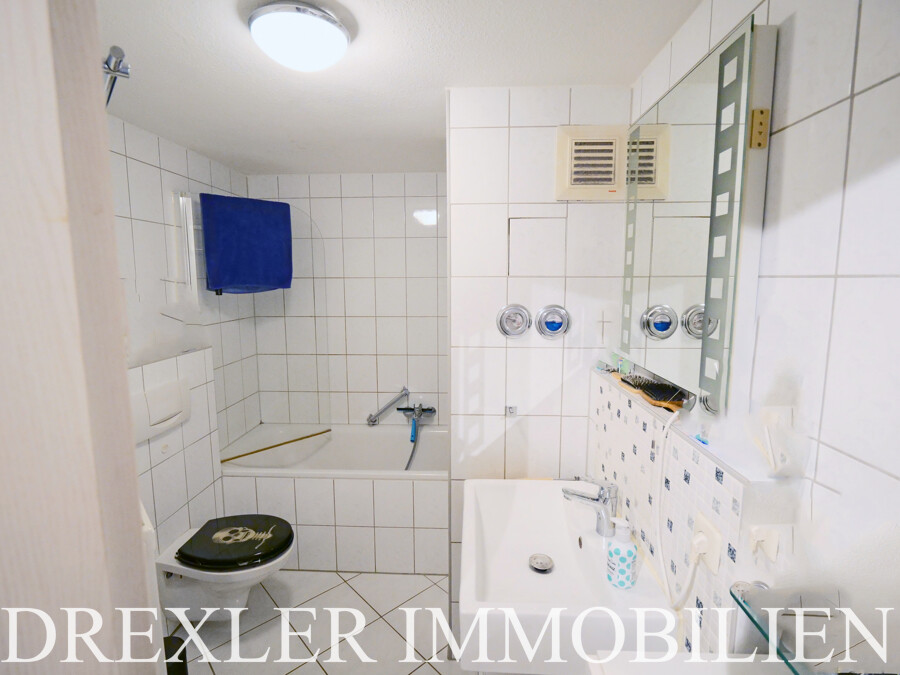 Badezimmer mit Wanne u. Glasduschwand