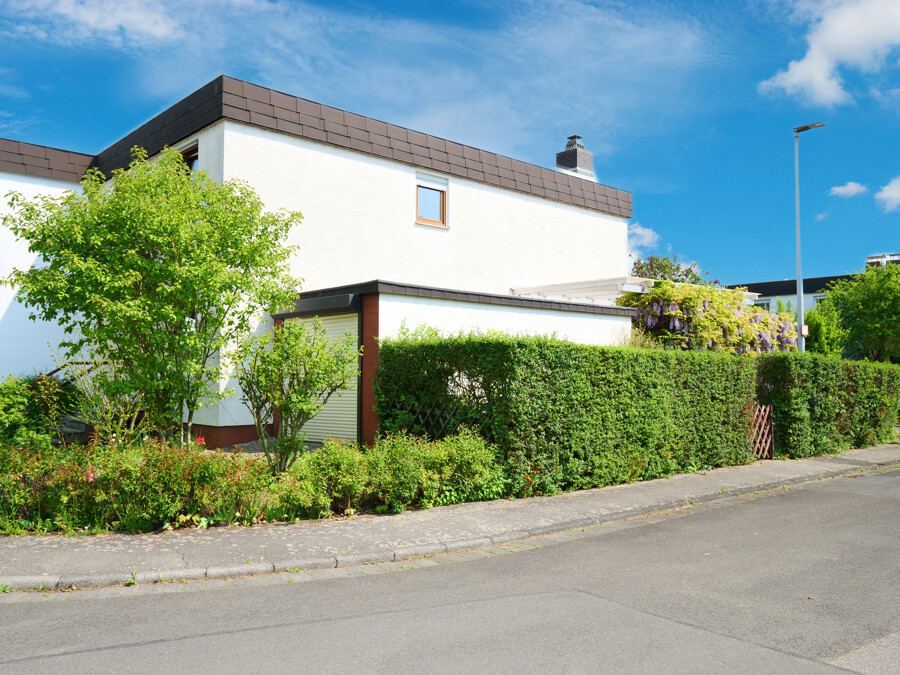 Garage und Seiteneingang in den Garten