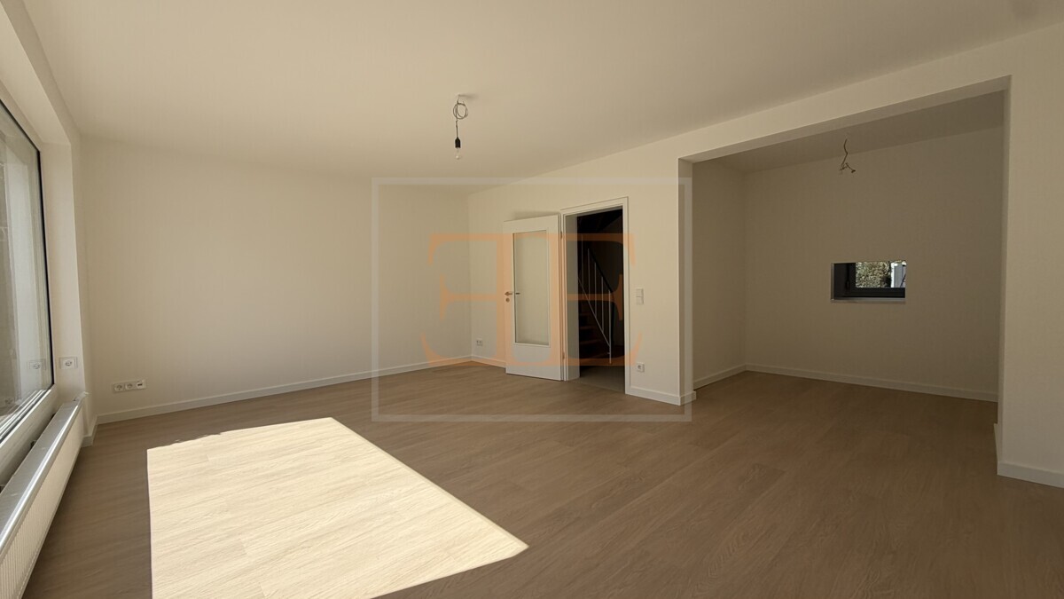 Wohnzimmer mit Essbereich und Durchreiche in die Küche