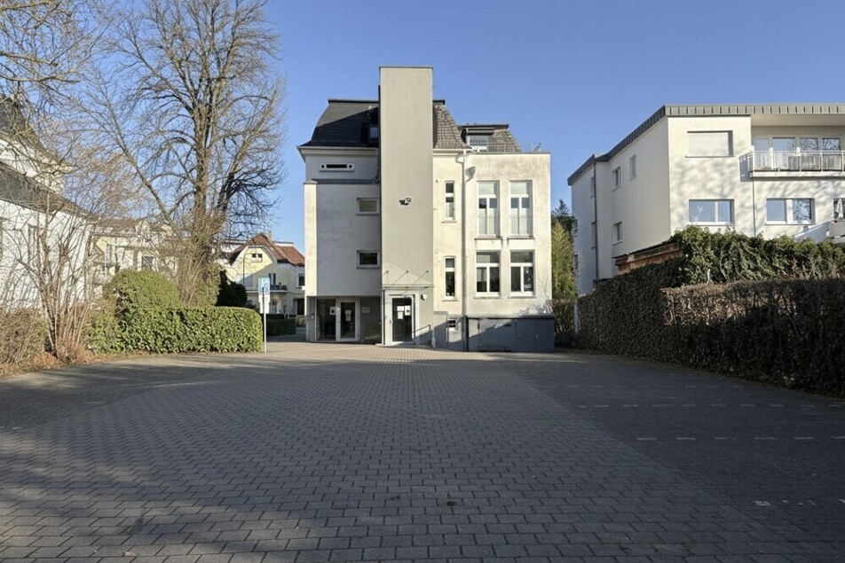 Parkplatz/ Eingang Aufzug