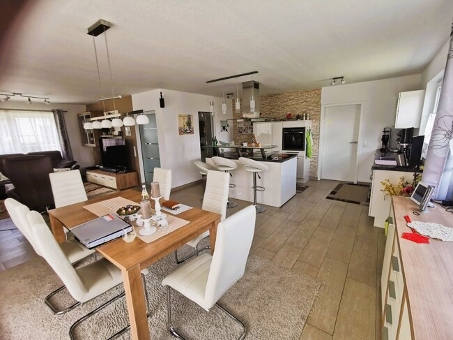 Essecke mit offener Küche