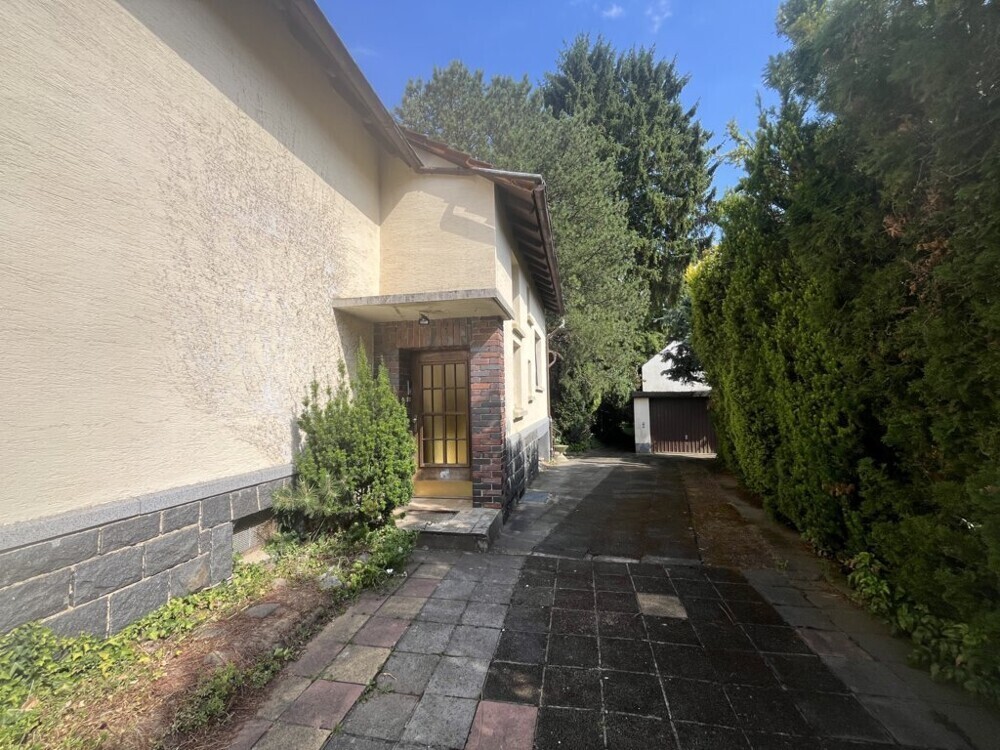 Hofeinfahrt mit Eingang & Garage