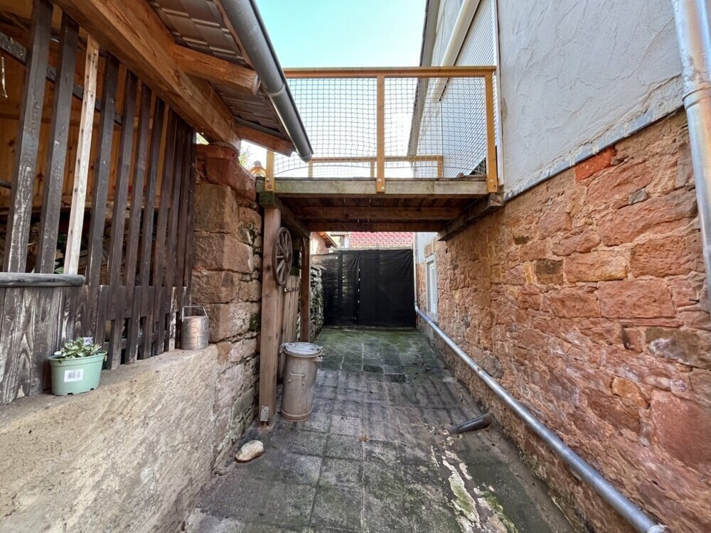 Hof mit Übergang Terrasse