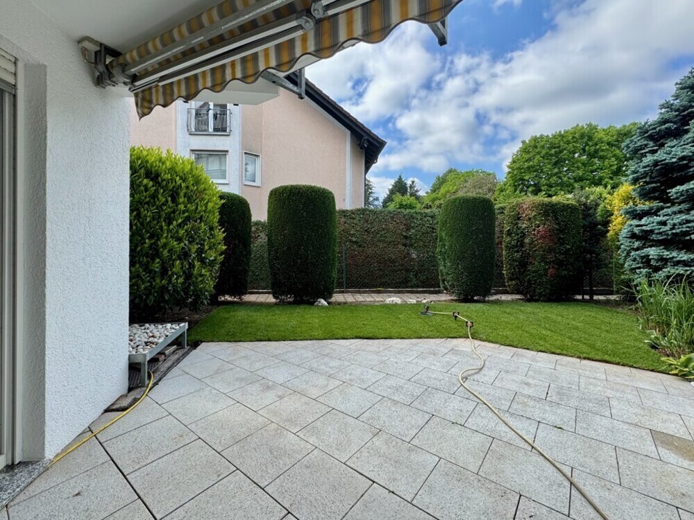Terrasse mit Garten (neuer Rasen)