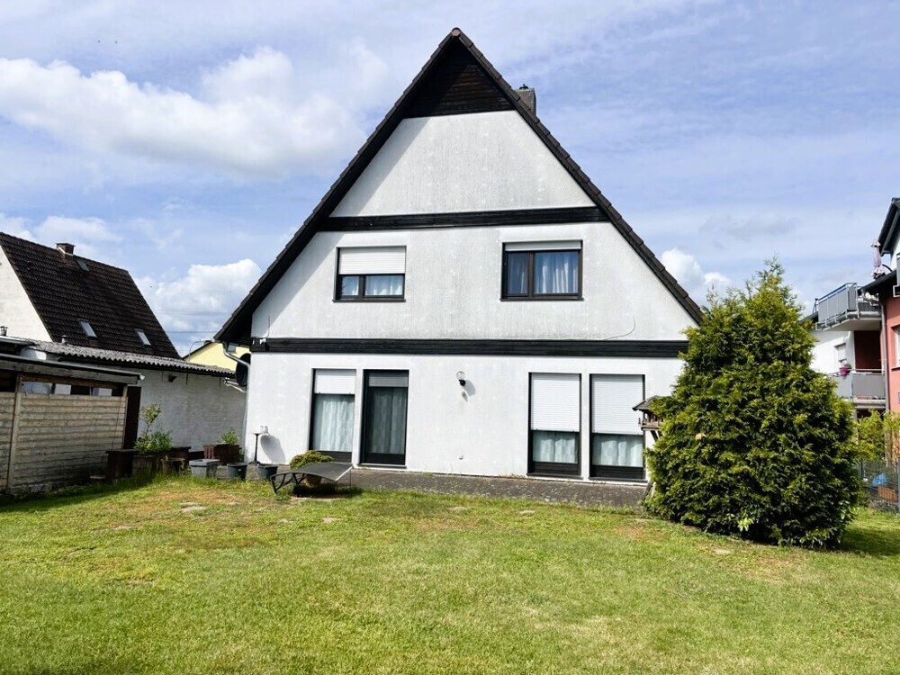 Außenansicht Haus 2 & Terrasse mit Garten