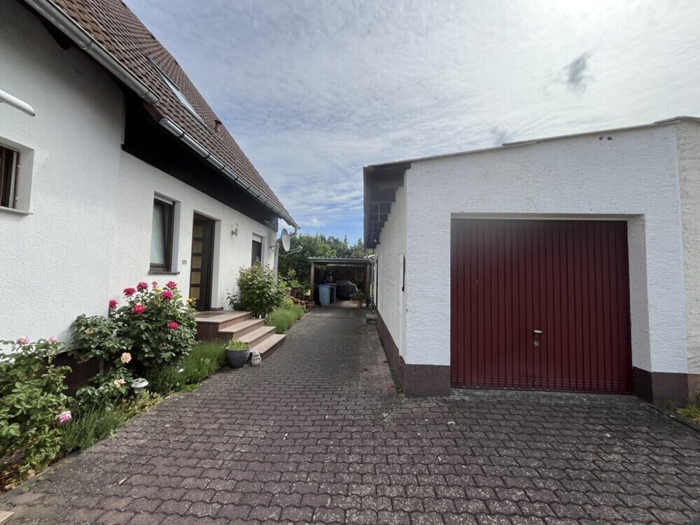 Einfahrt mit Garage