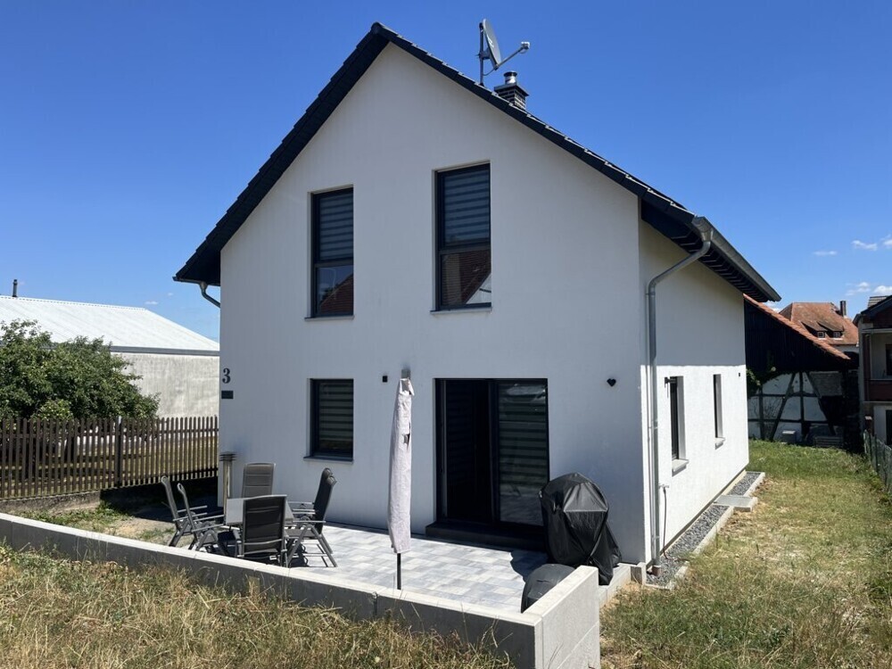 Vorderansicht mit Terrasse