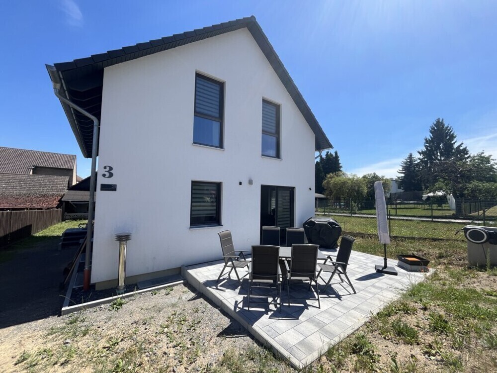 Vorderansicht mit Terrasse