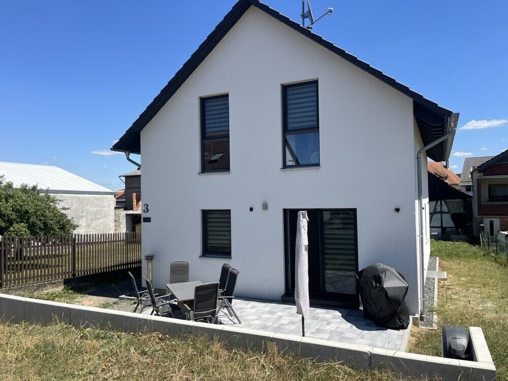 Vorderansicht mit Terrasse