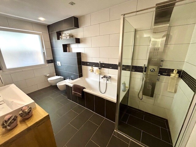 Wannenbad mit Dusche