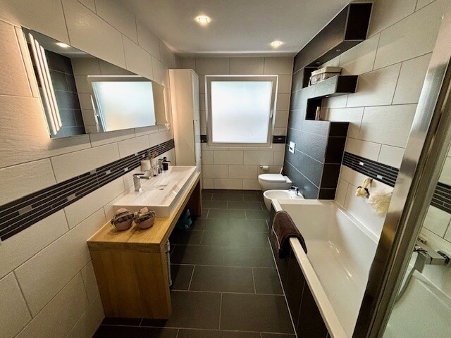 Wannenbad mit Dusche