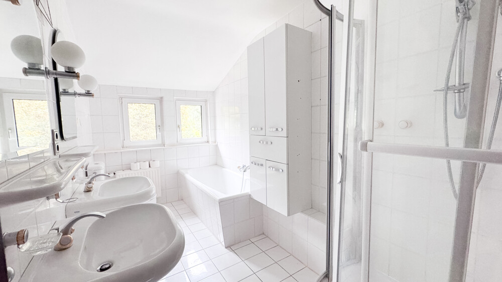 Wannenbad mit Dusche