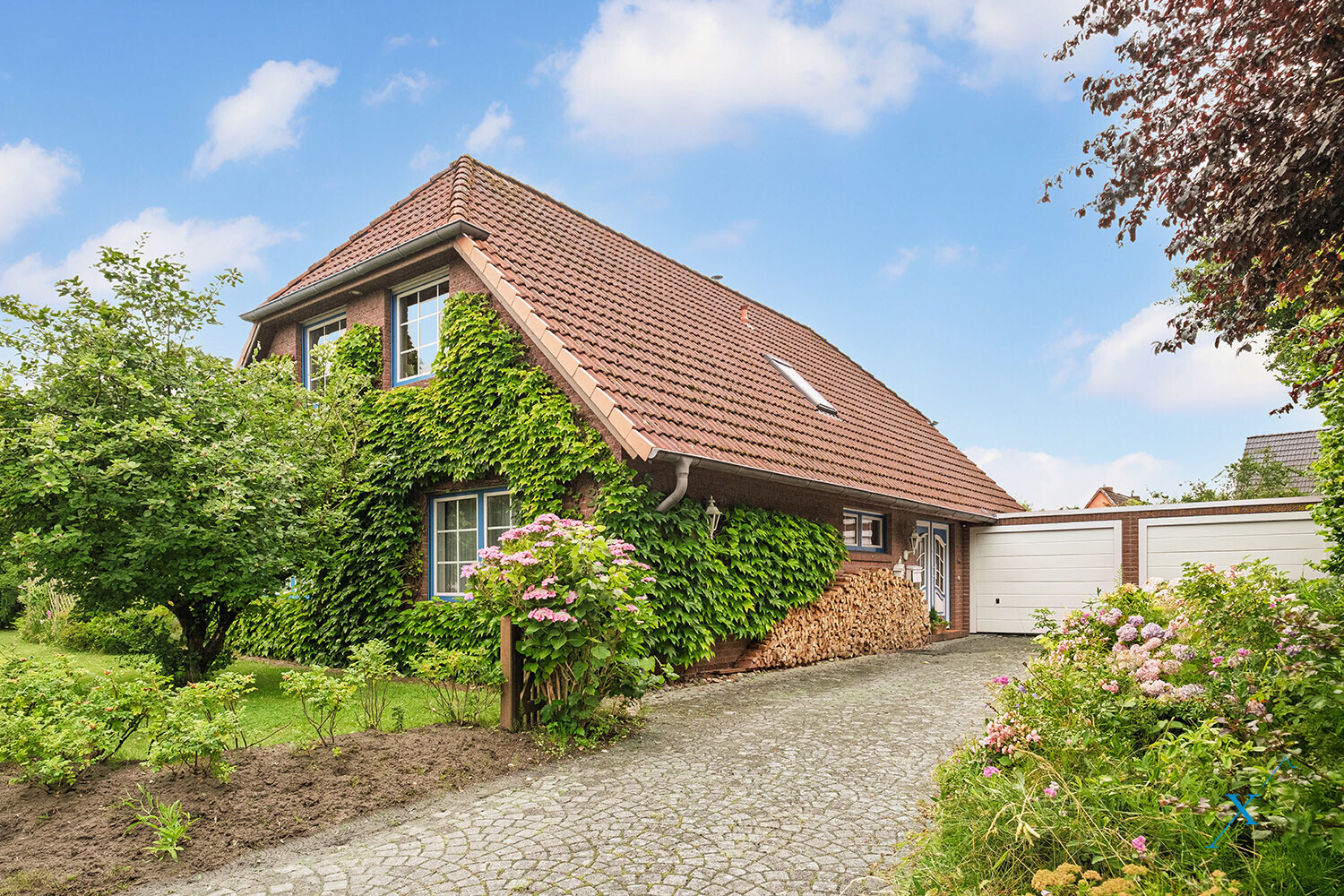 Außenansicht mit Auffahrt