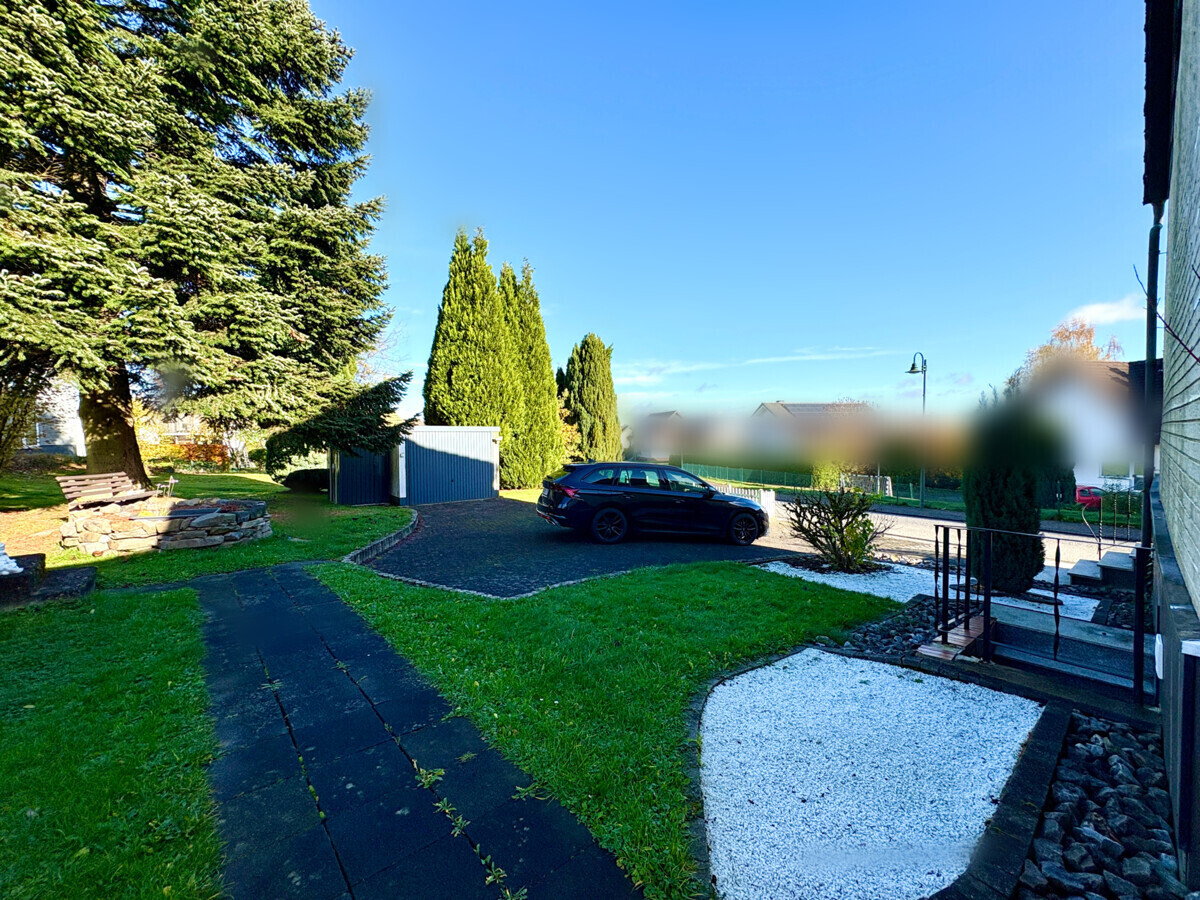 Garten mit Garage