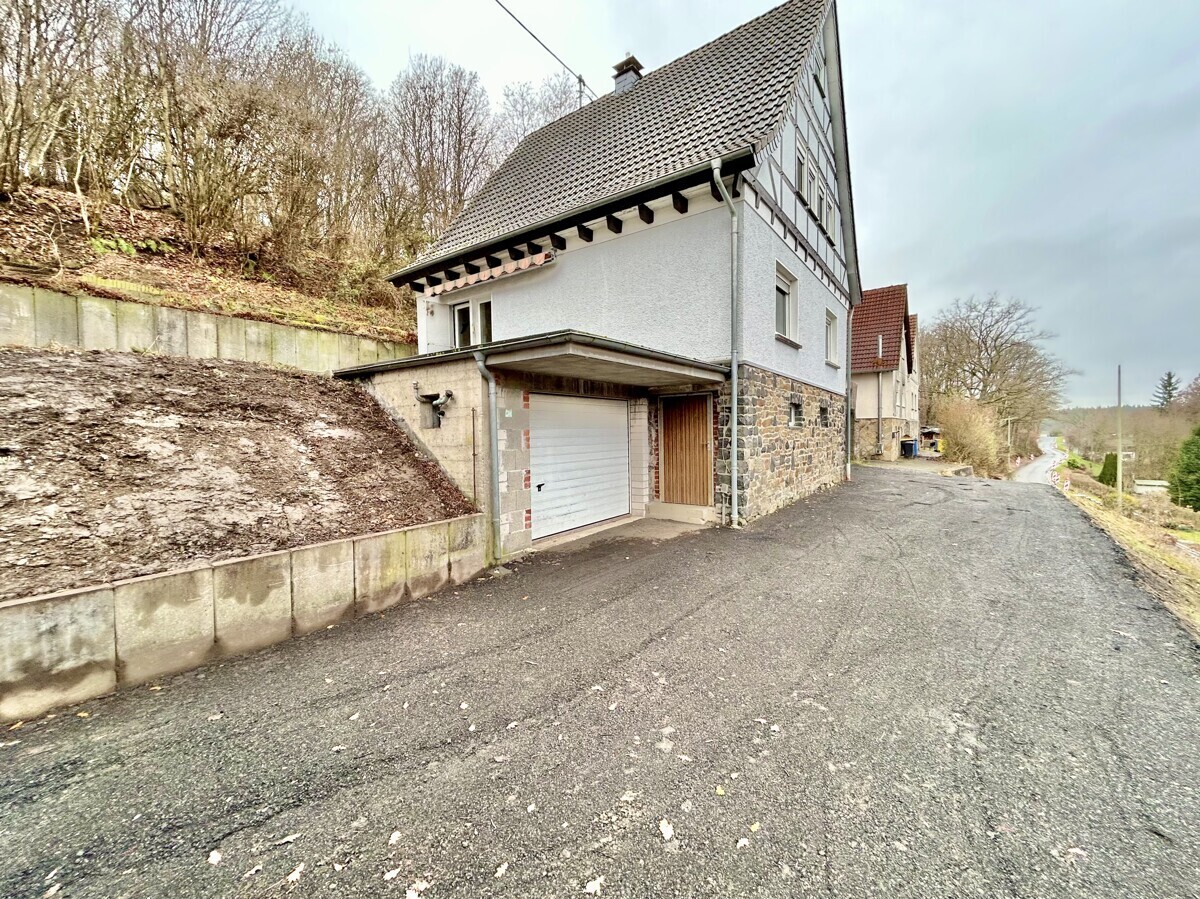 Parkplatz mit Garage