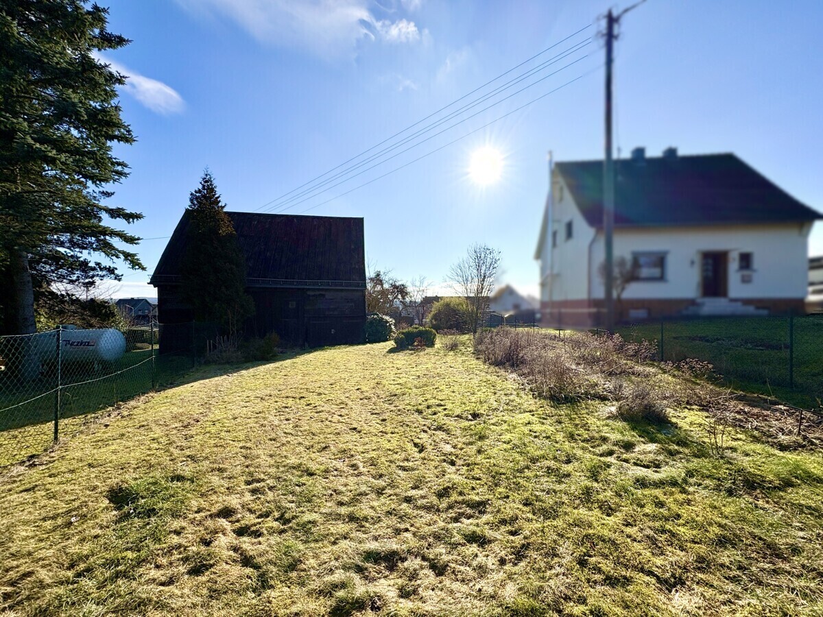 Gartenansicht mit Scheune