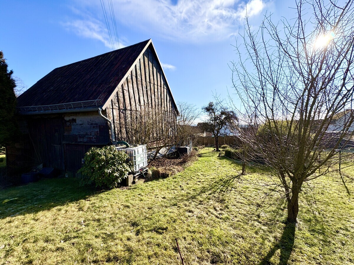 Gartenansicht mit Scheune